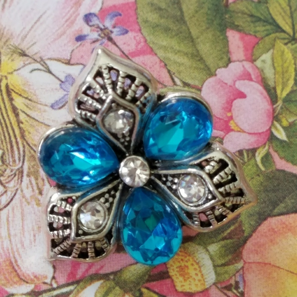 Blue and clear crystal flower snap